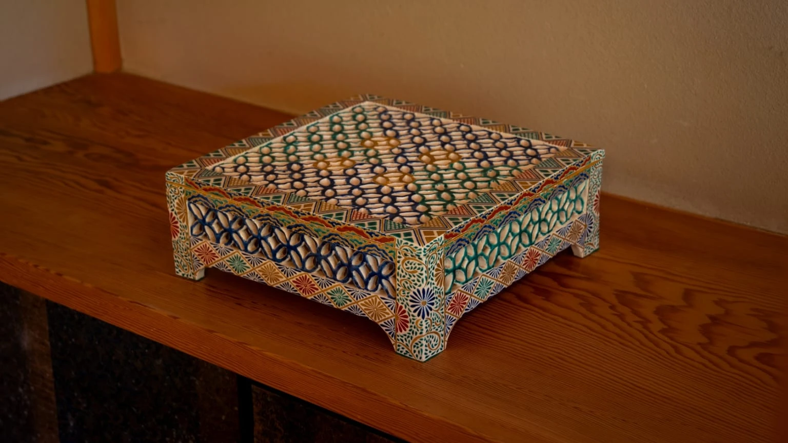 清水焼の源流となった、江戸時代初期~中期の古清水。透かし彫りの七宝紋が華やか。