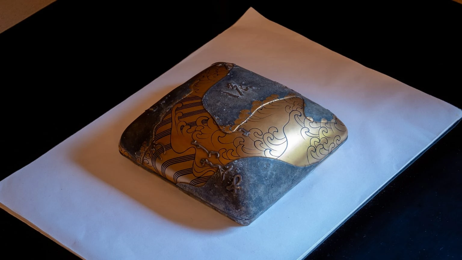 尾形光琳の硯箱。光悦の代表作 舟橋蒔絵硯箱に倣ったとされ、波間の文字は藤原敏行の恋歌。