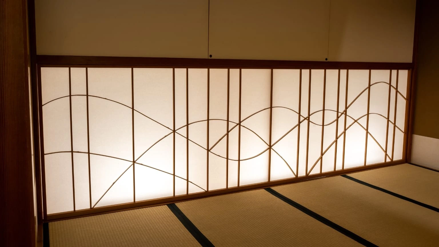 波打つ水面のように竹が曲線を描く明障子。光が優しく映ります。