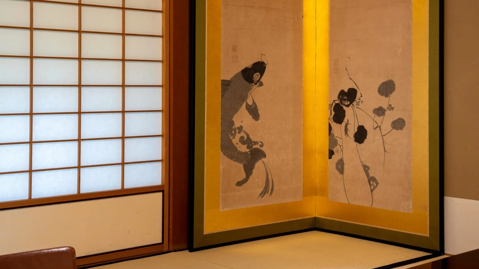 またの名を若冲の間。所蔵する伊藤若冲の作品20余点から常時1～2点がこの部屋に。