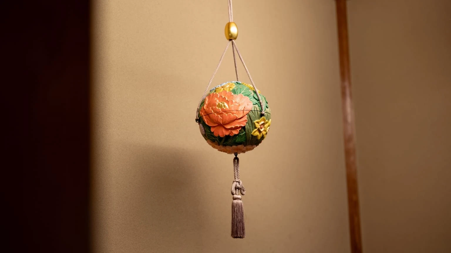 くす玉のような吊り香炉。咲き誇る花々を有職人形師が鮮やかに彩色。