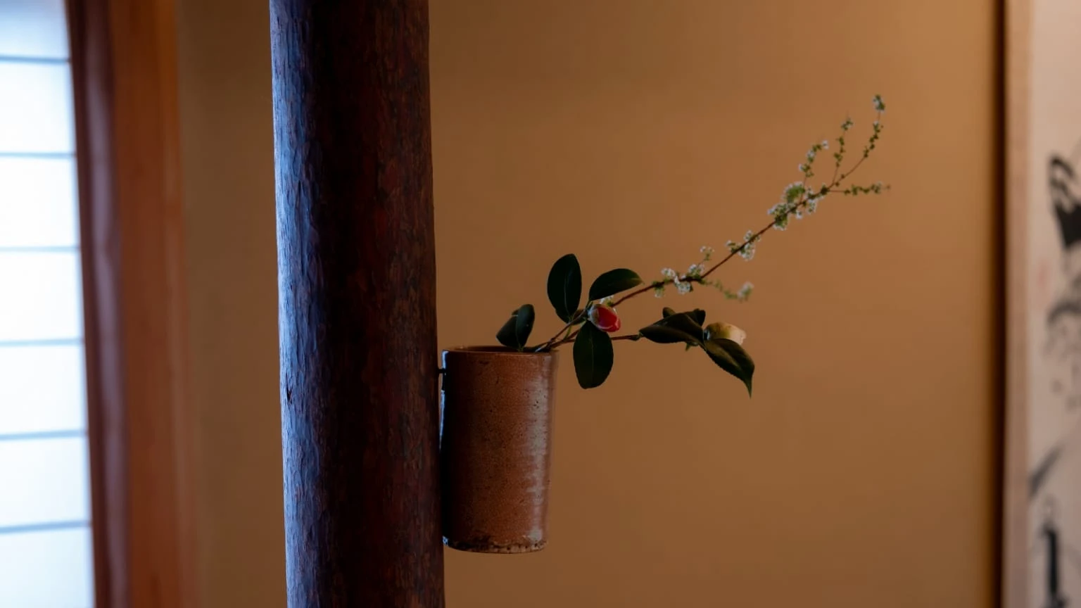 この日の花は、紅白の椿に雪柳。小林東五の花器に女将が生けたものです。