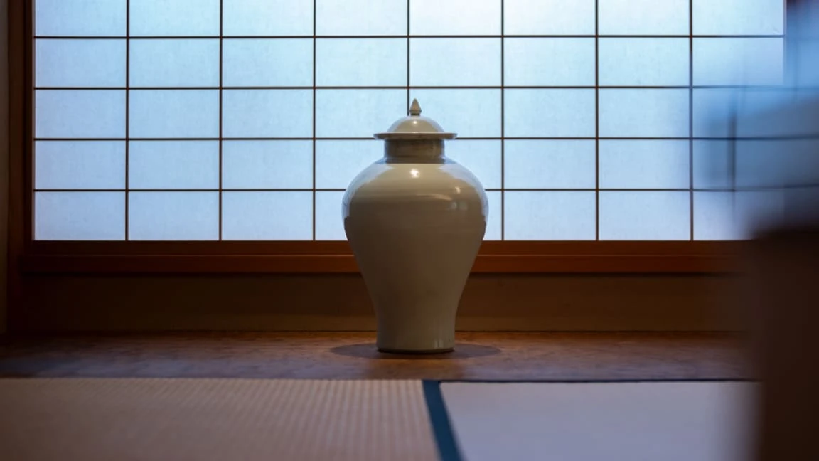 李朝の白磁壺。柔らかな肌合いと曲線をもつ、約450年前の貴重なもの。