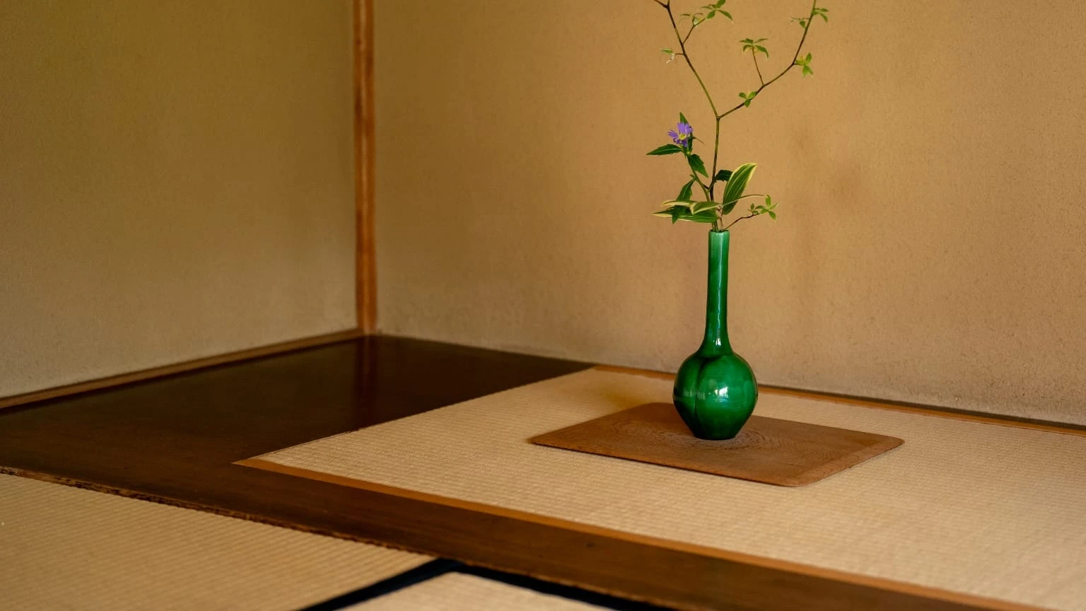 ひのきの一枚板をくり抜き、畳をはめ込んだ、さりげなく大胆な床の間。