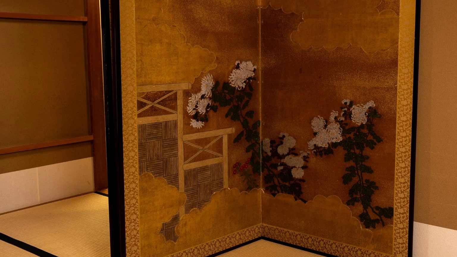 尾形光琳らしいダイナミックな構図で、大輪の白菊を描いた屏風。