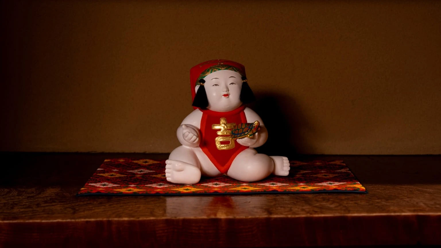 五世島田耕園の御所人形。季節や年中行事に応じて持ち物が変わります。