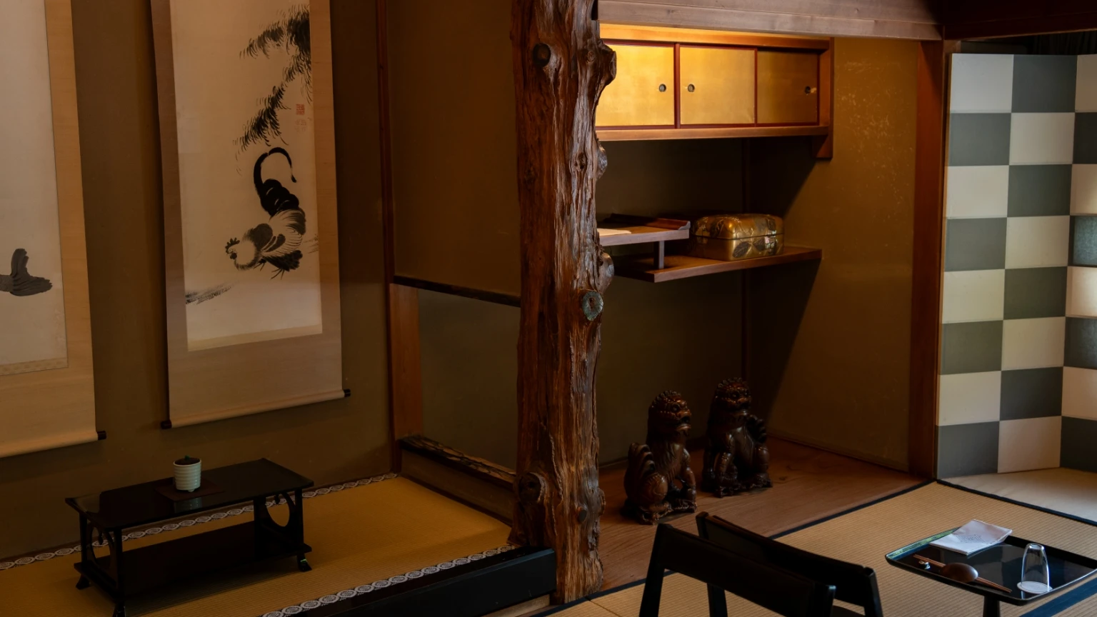 菊乃井の初代主人が水の中から見つけた一位の木。ゴツゴツとした節をあえてそのままに。