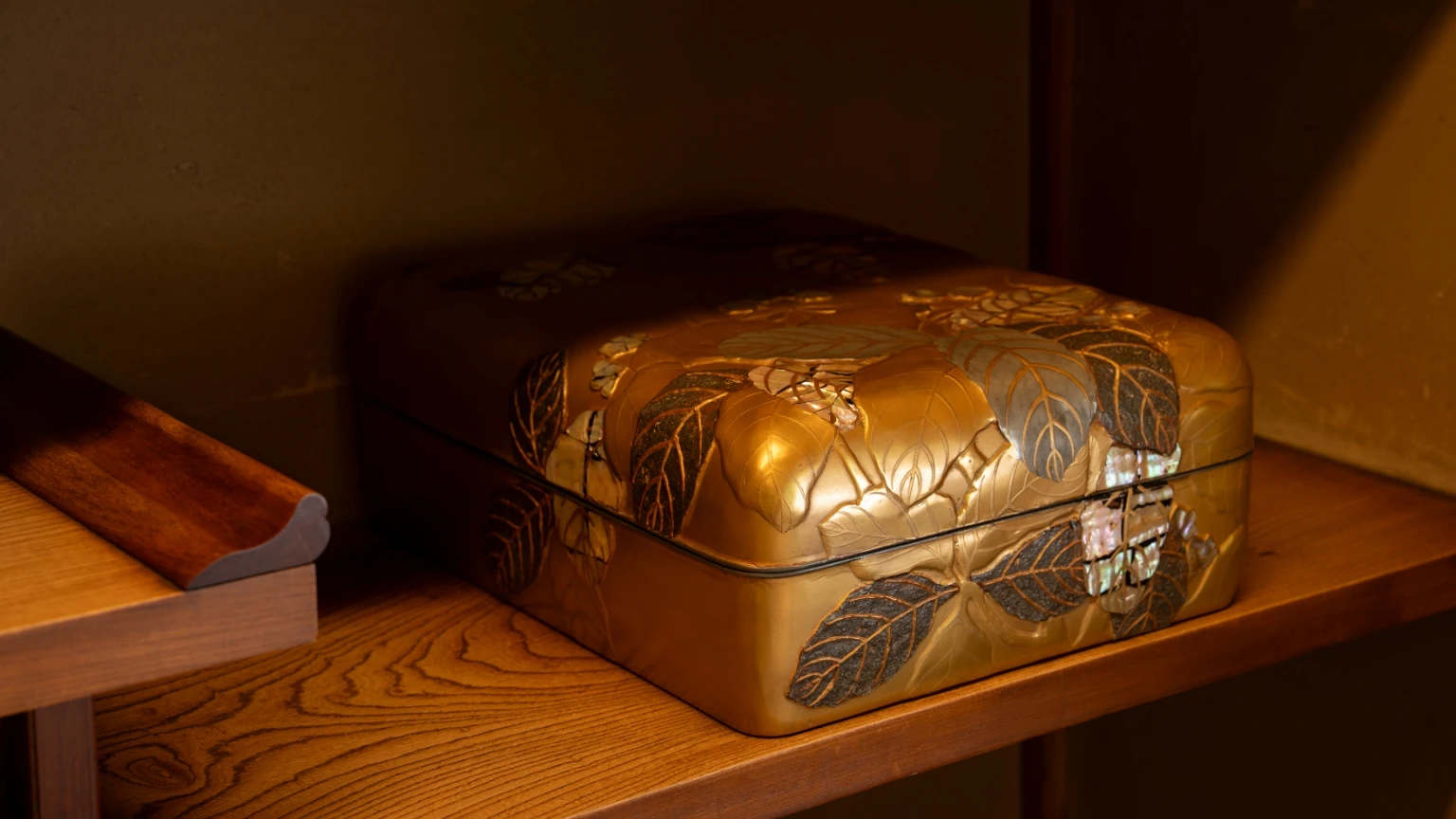 尾形光琳の硯箱。丸を帯びた形に、煌びやかな金蒔絵や螺鈿が、いかにも琳派らしい美しさ。