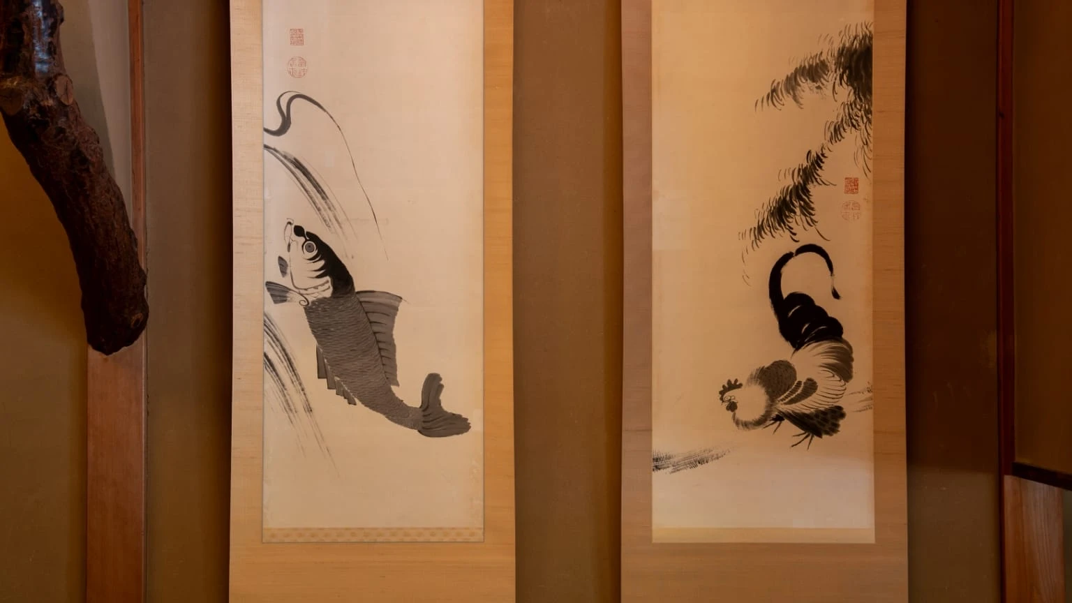 鯉と鶏を描いた、伊藤若冲の双幅。鱗一枚、羽一枚まで生き生きと。