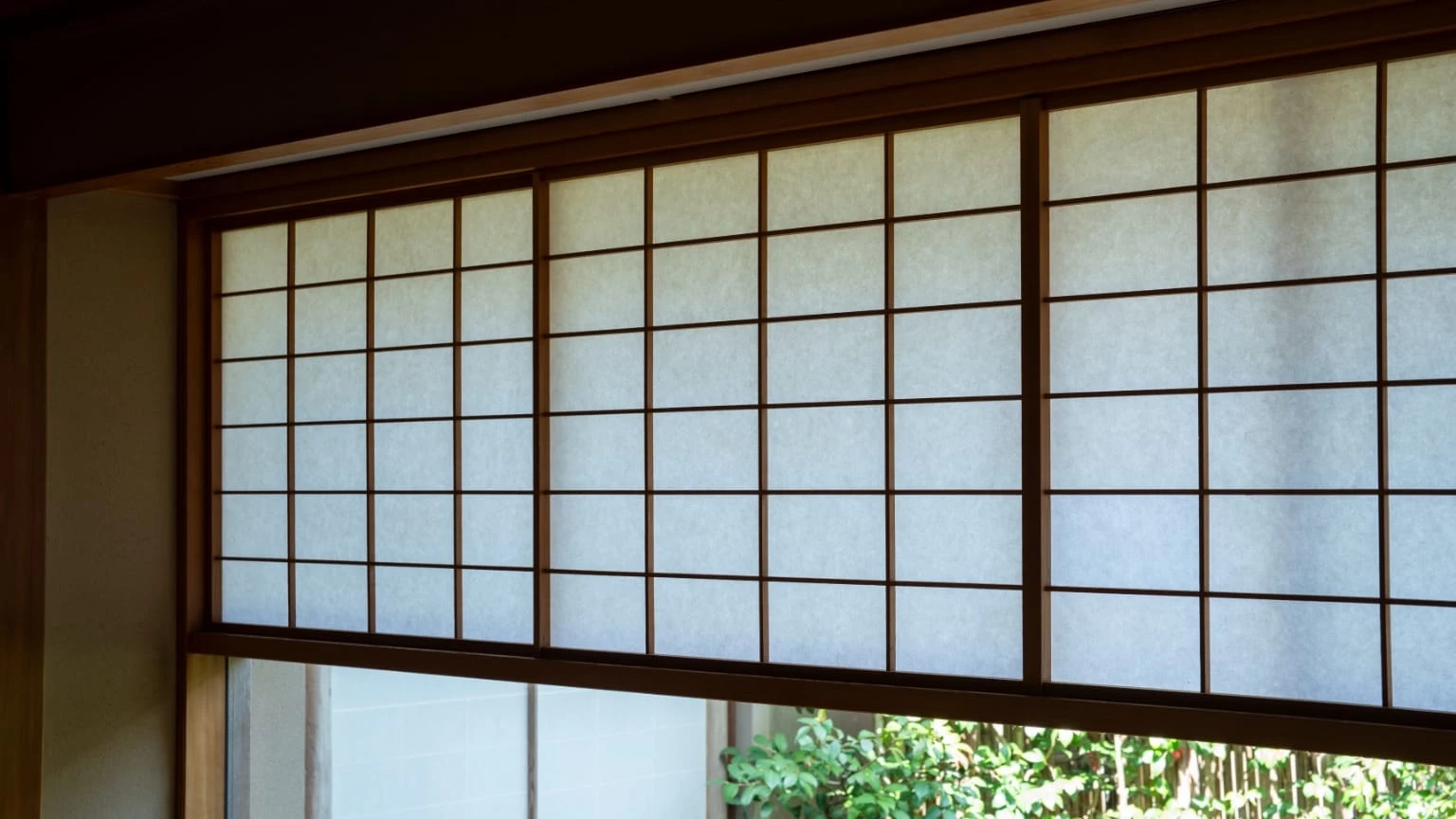 簡潔な美。雪見障子ならぬ花見障子として、四季折々の庭景色を引き立てます。