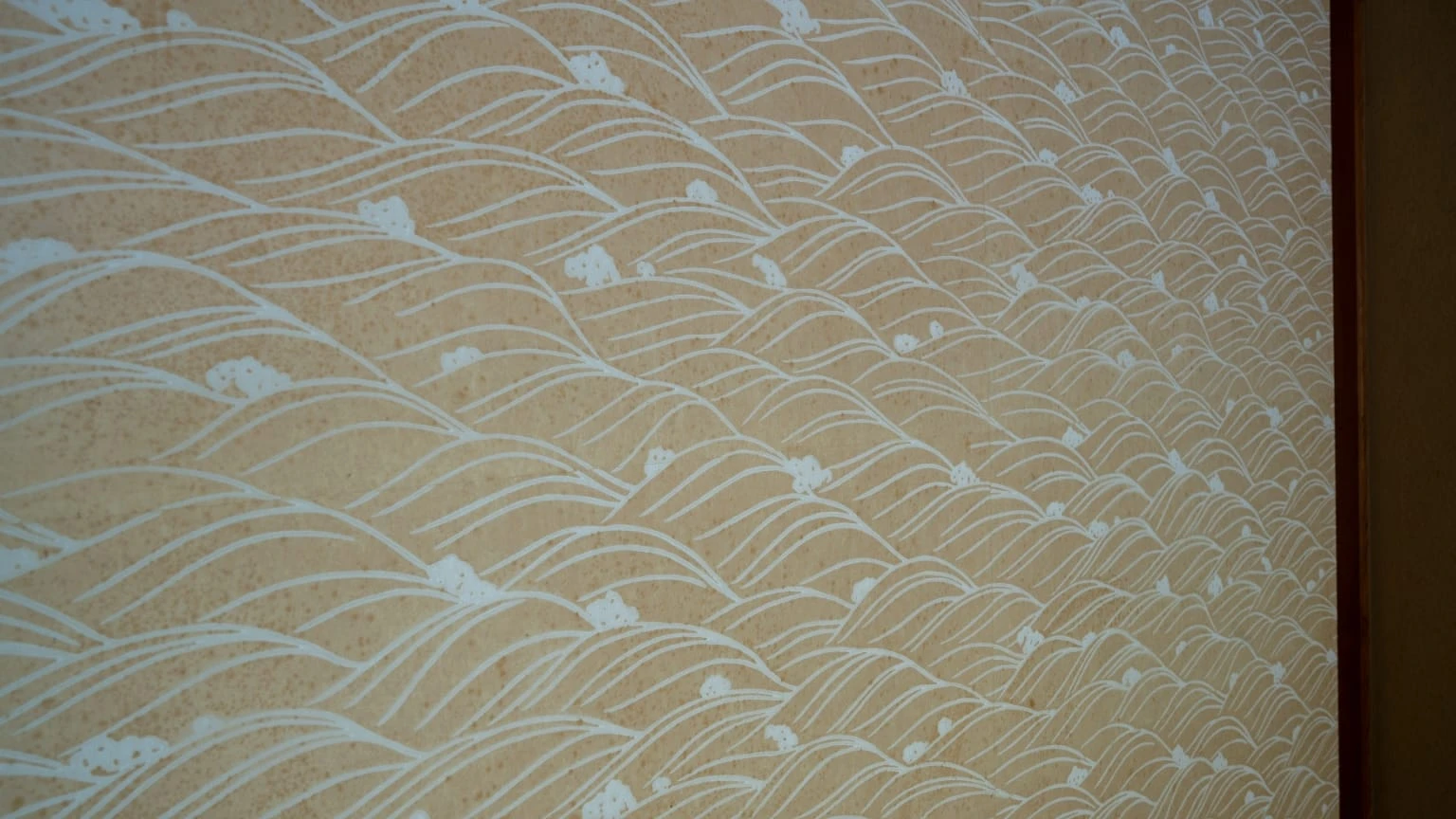 黄金色の実りを永劫に続く波ととらえた吉祥文様。雲母を用いた上品な光沢の京唐紙です。