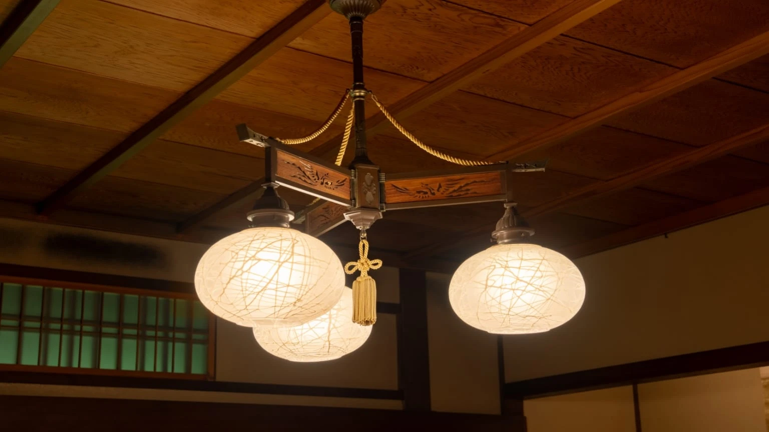 明治時代の和製シャンデリア。もとは行灯だったものをガラスのシェードに。
