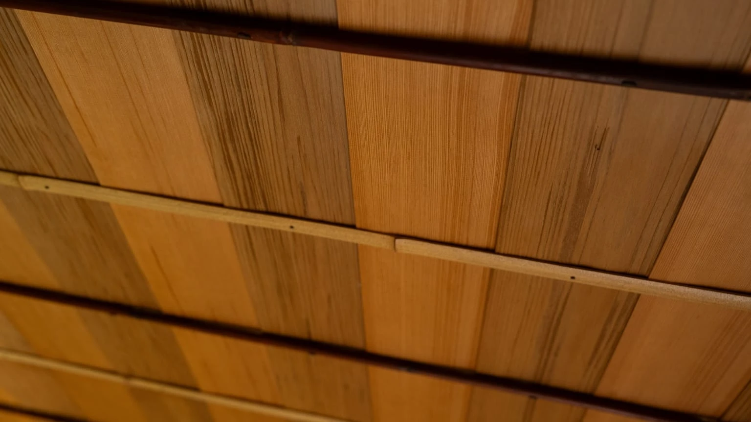 船底天井にはざらっと素朴な風合いに仕上げた2種の杉を縞々に。真行草の草の部屋。