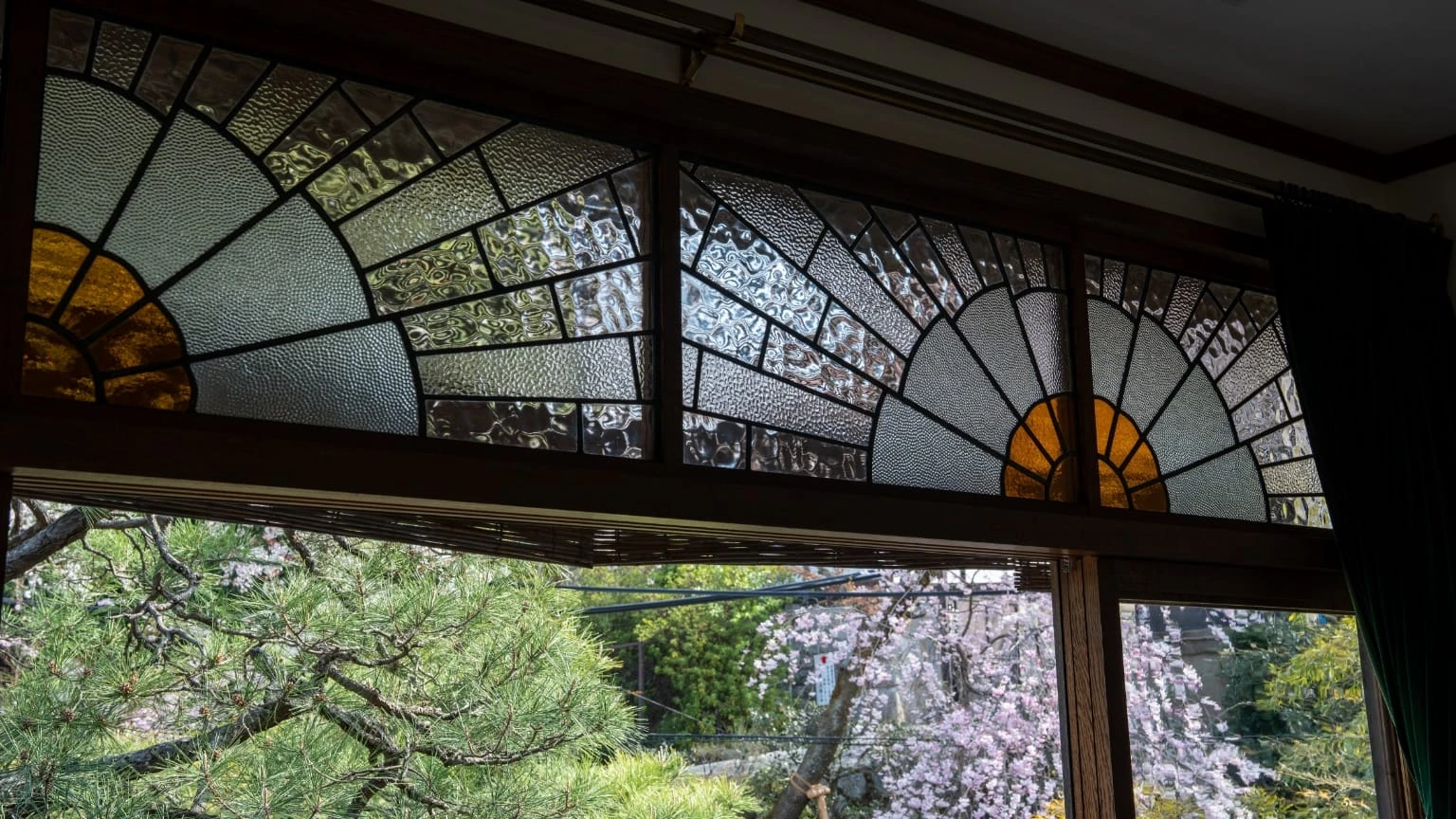 フランスから取り寄せたステンドグラス。ガラスの一枚一枚に豊かな表情があります。