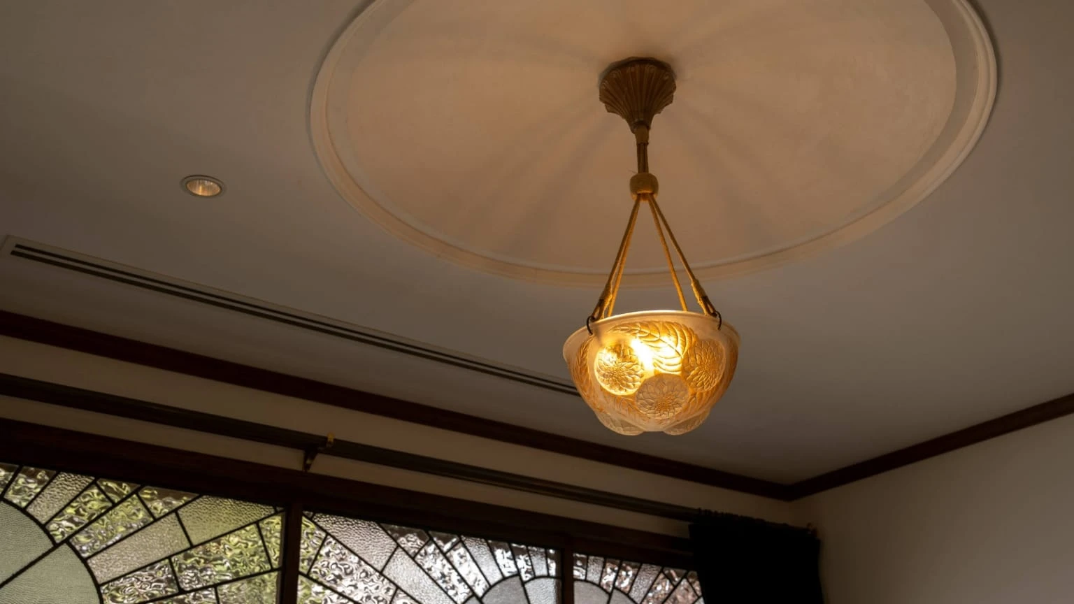 ルネ・ラリックのアールデコ期のシャンデリア。ダリアの花のレリーフが優美。