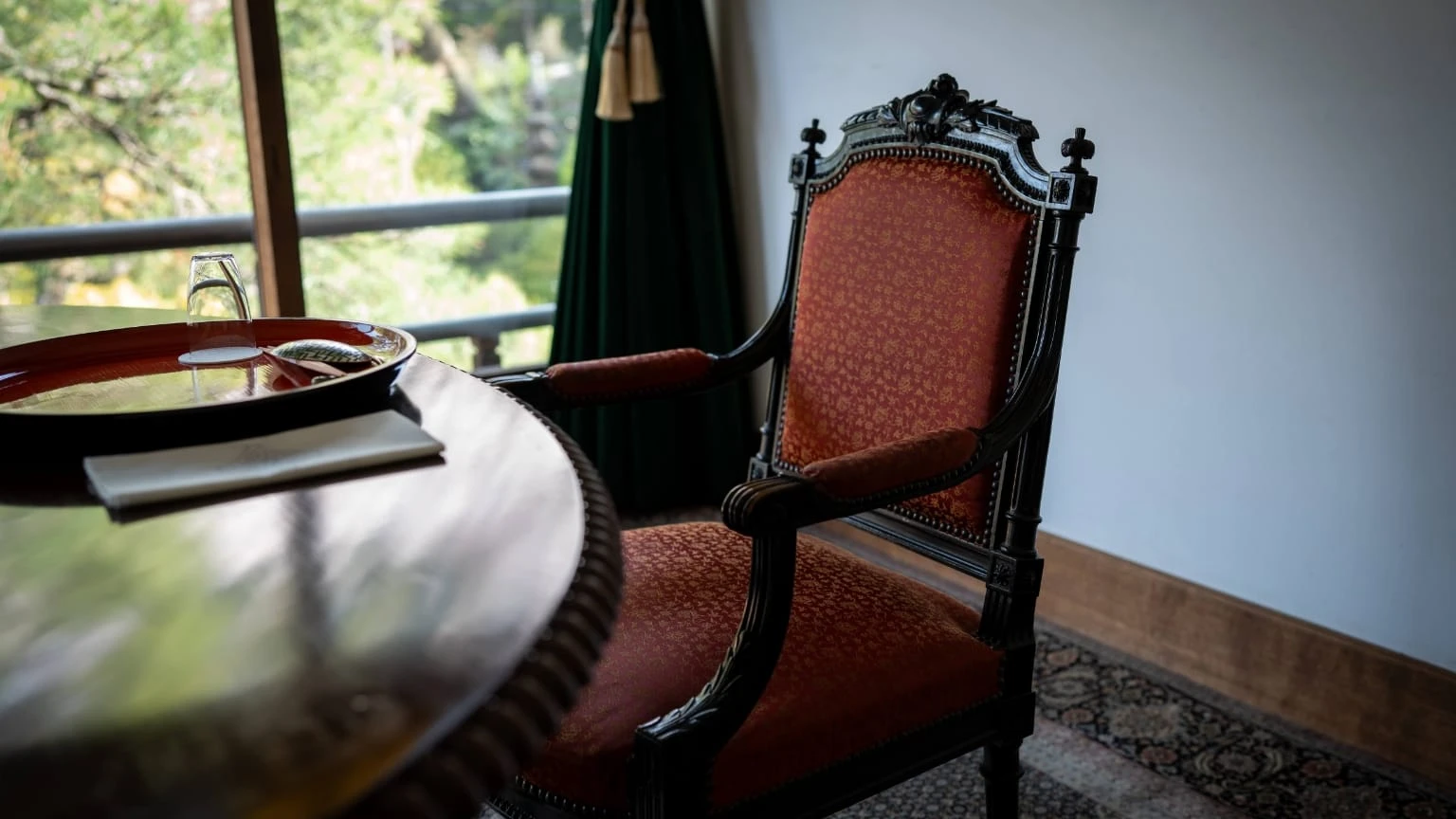 ナポレオン三世の椅子を修復。張地は龍村美術織物によって復元されました。